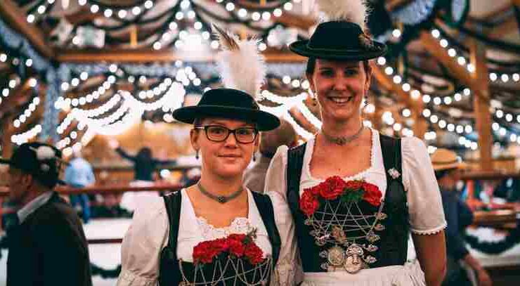 Entdecke Die Welt der Dirndl und Dirndlblusen